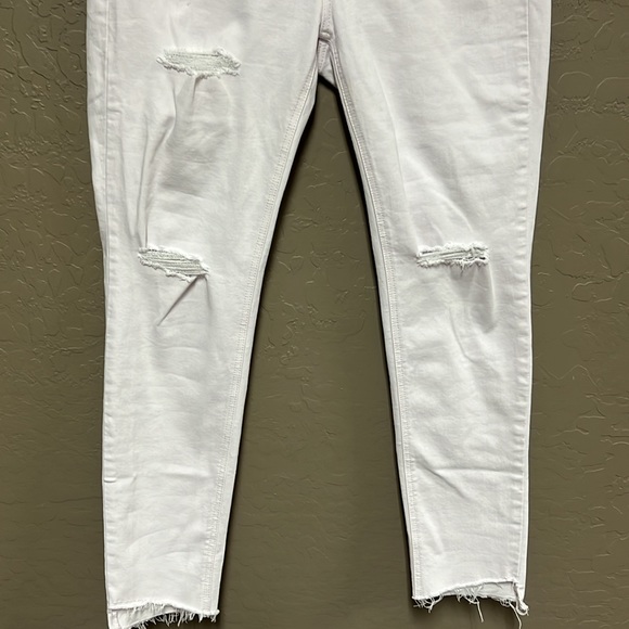 Enjean Distressed Raw Hem Cropped Pants - Picture 3 of 6